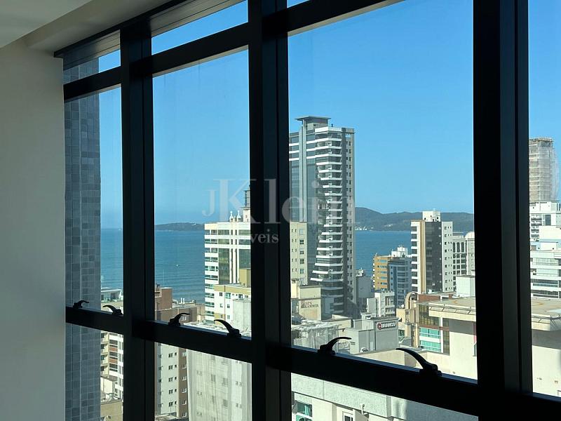 Vista mar do living do apartamento do Times Square em Itapema