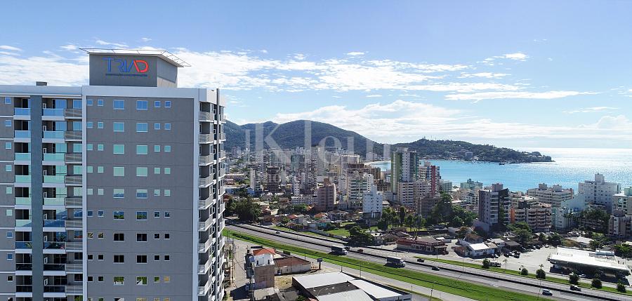 Fachada do topo do Triad UP! Soho no Tabuleiro dos Oliveiras em Itapema