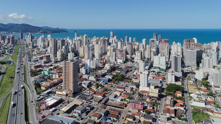 Fachada vista a�rea do Portal 246 Residence na Meia Praia em Itapema