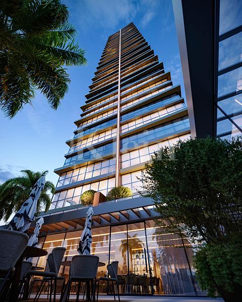 Fachada noturna no High Tower no centro de Itapema