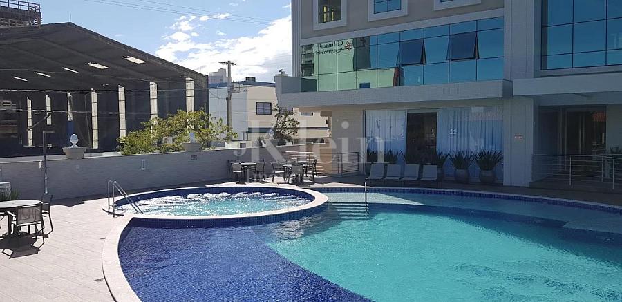 Piscina no Vila das Arroeiras em Itapema