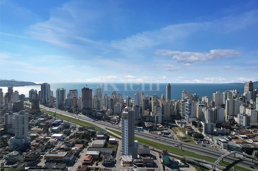 Fachada com vista para o mar do Charming Residence no Morretes em Itapema