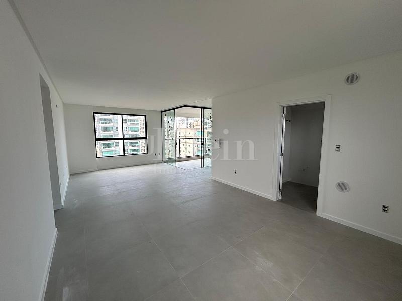 Living integrado com cozinha do apartamento do Yaris Residencial na Meia Praia em Itapema