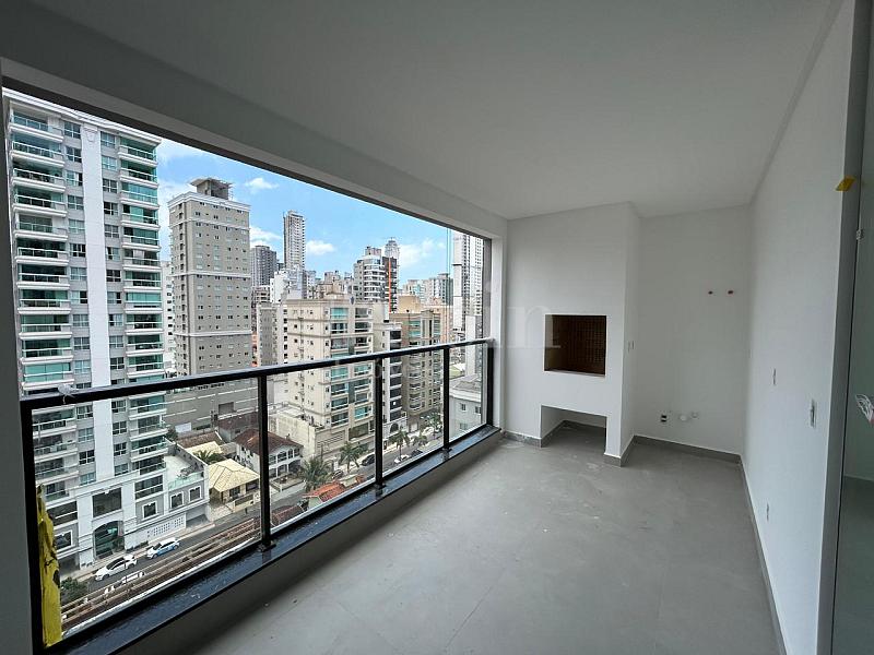 Sacada do apartamento do Yaris Residencial na Meia Praia em Itapema