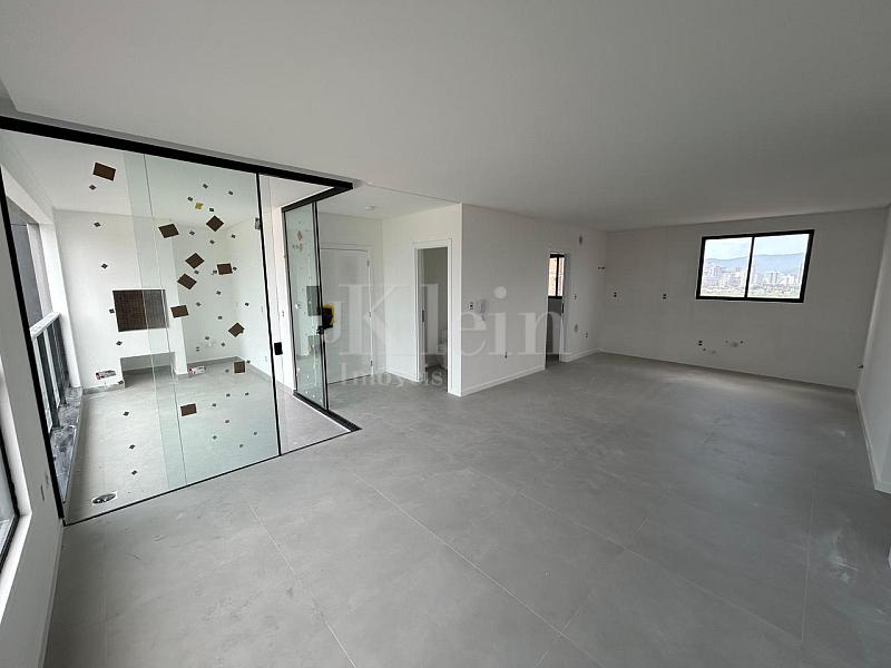 Sacada e living do apartamento do Yaris Residencial na Meia Praia em Itapema