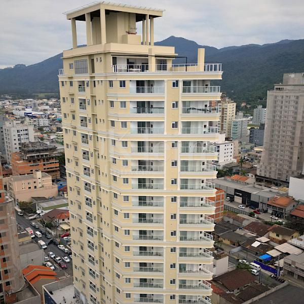 Fachada do topo do Gran Vittoria Residenziale no Morretes em Itapema