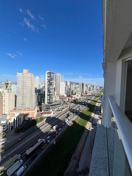 Vista para a cidade da sacada do apartamento do Gran Vittoria Residenziale no Morretes em Itapema