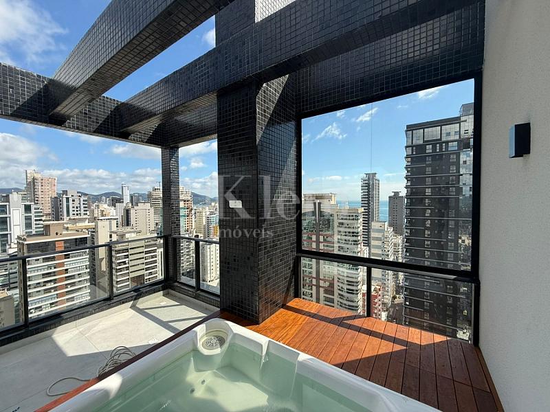 Hidromassagem no rooftop do Villa Italia Residence na Meia Praia em Itapema