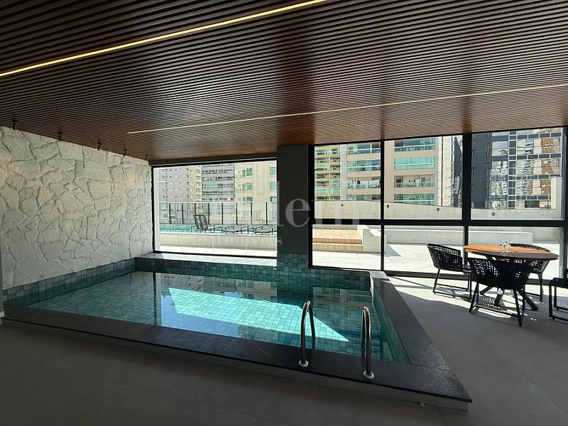 Piscina interna do Villa Italia Residence na Meia Praia em Itapema