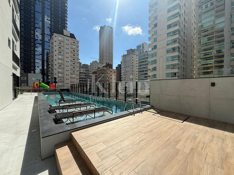 Piscina com prainha do Villa Italia Residence na Meia Praia em Itapema