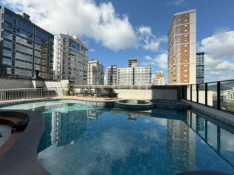 Piscina do Villa Italia Residence na Meia Praia em Itapema