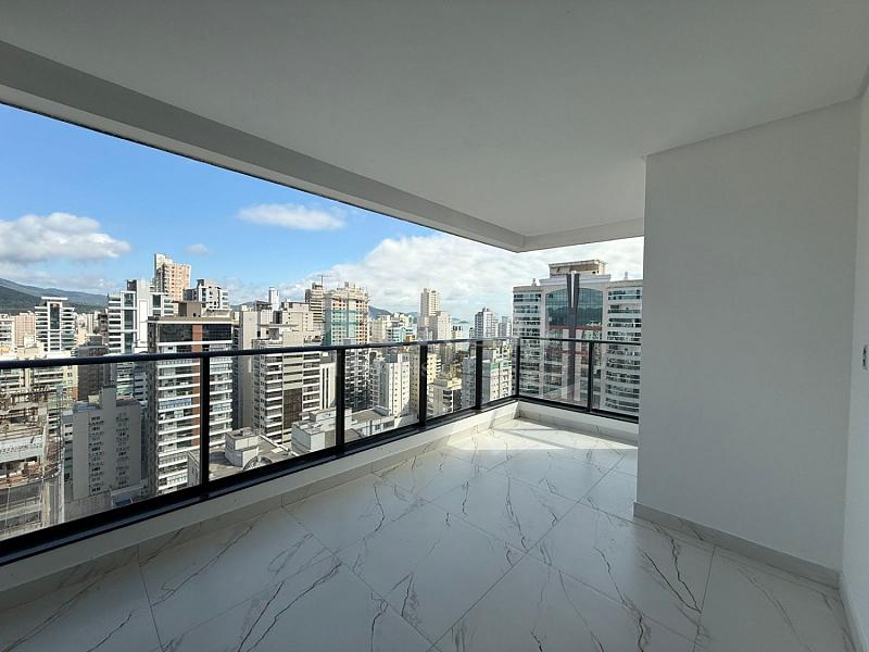 Sacada do apartamento do Villa Italia Residence na Meia Praia em Itapema