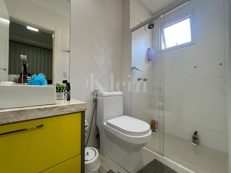 Banheiro da su�te do apartamento no Via Veneto na Meia Praia em Itapema