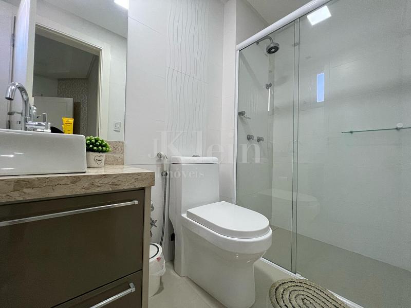 Banheiro da su�te do apartamento no Via Veneto na Meia Praia em Itapema