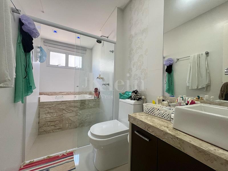 Banheiro com hidromassagem da su�te master do apartamento no Via Veneto na Meia Praia em Itapema