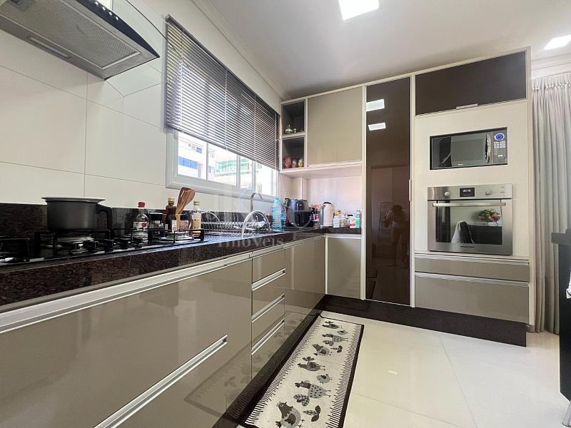 Cozinha do apartamento no Via Veneto na Meia Praia em Itapema