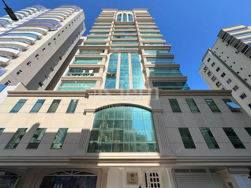 Fachada do Via Veneto na Meia Praia em Itapema