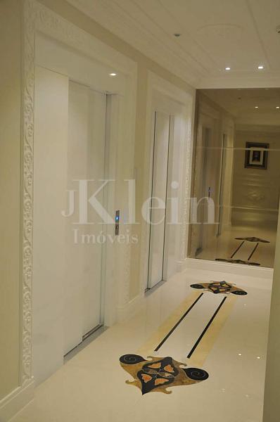 Hall dos elevadores do Via Veneto na Meia Praia em Itapema