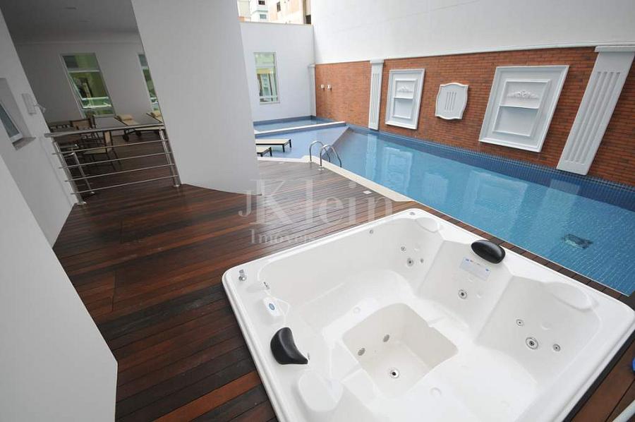 Piscina com hidromassagem do Via Veneto na Meia Praia em Itapema