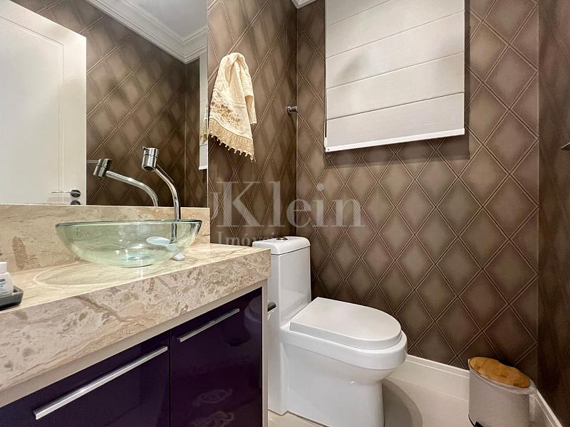 Lavabo do apartamento no Via Veneto na Meia Praia em Itapema