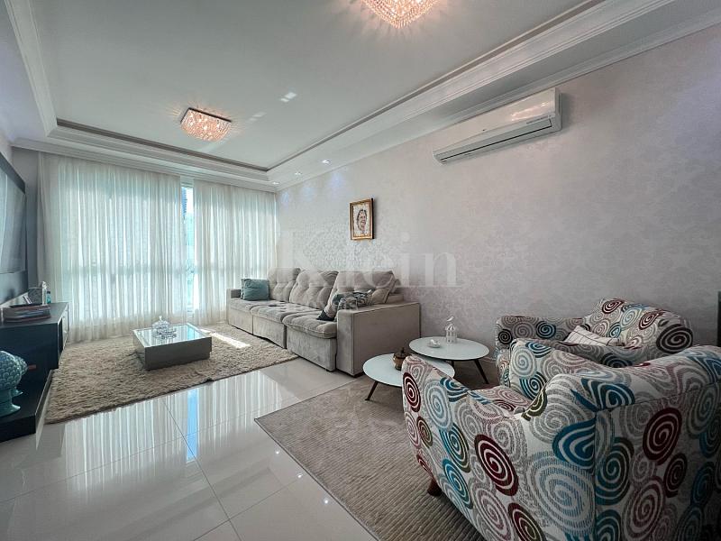 Living do apartamento no Via Veneto na Meia Praia em Itapema