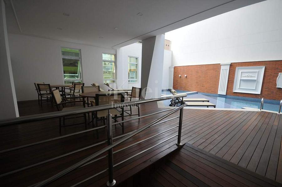 �rea da piscina do Via Veneto na Meia Praia em Itapema