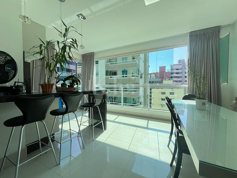 Sacada integrada com o living do apartamento no Via Veneto na Meia Praia em Itapema