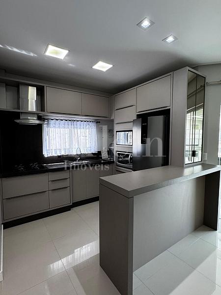 Cozinha do apartamento no SC Marine Residence na Meia Praia em Itapema