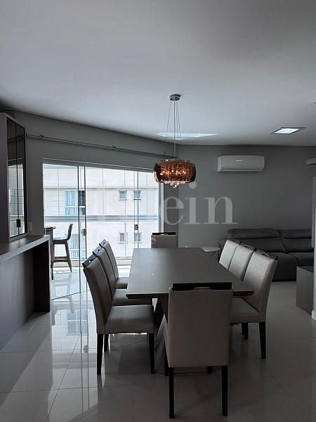 Living do apartamento no SC Marine Residence na Meia Praia em Itapema