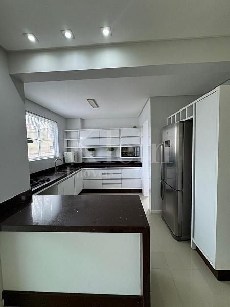 Cozinha do apartamento do Diamante Residence na Meia Praia em Itapema