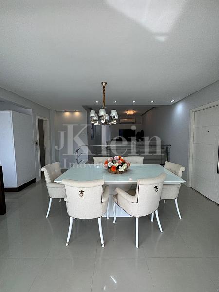 Living do apartamento do Diamante Residence na Meia Praia em Itapema