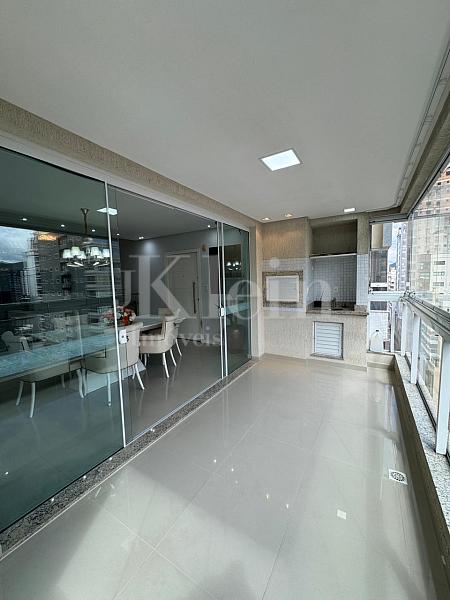 Sacada do apartamento do Diamante Residence na Meia Praia em Itapema