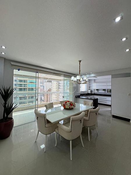 Living do apartamento do Diamante Residence na Meia Praia em Itapema