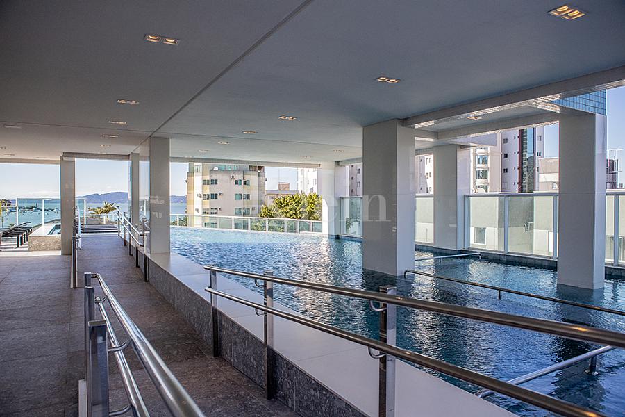 Piscina do Paradiso Residence no Centro em Itapema