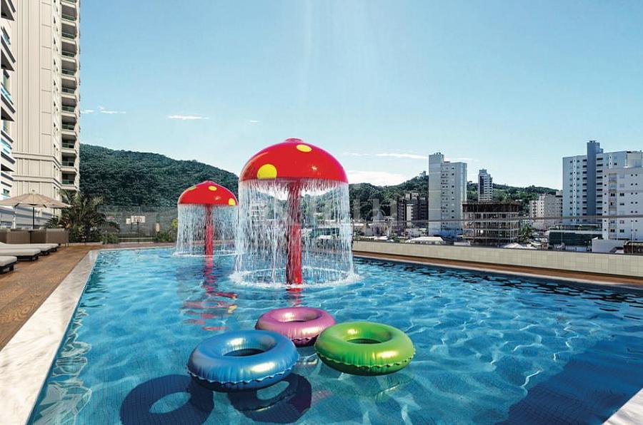 Piscina infantil do New Village Home Club no Centro em Itapema