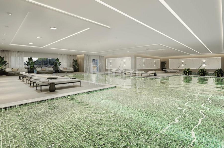 Piscina interna do New Village Home Club no Centro em Itapema