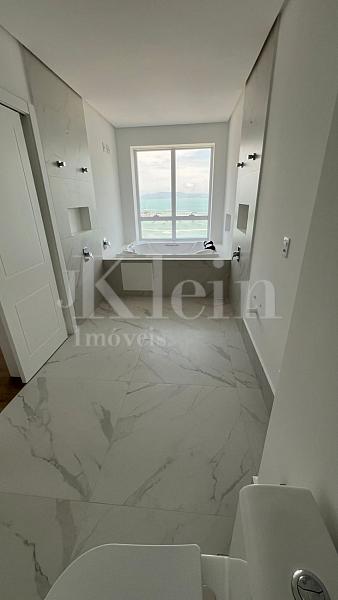 Banheiro da su�te master do apartamento do Magnolia da Dallo no Centro em Itapema