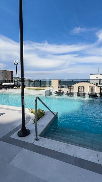 Piscina com vista mar no St Clair em Itapema