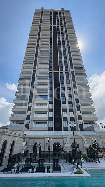 Piscina com vista mar no St Clair em Itapema