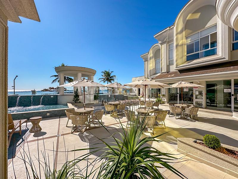 �rea da piscina do Magnifique Imperiale na Meia Praia em Itapema