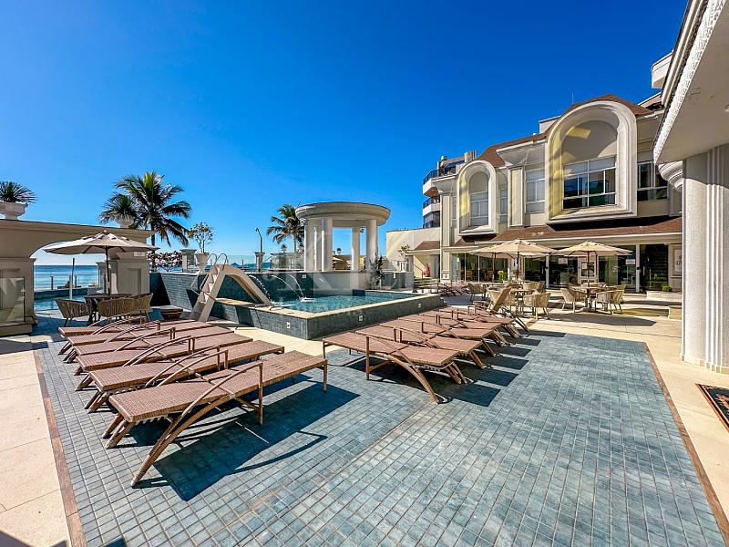 �rea da piscina do Magnifique Imperiale na Meia Praia em Itapema