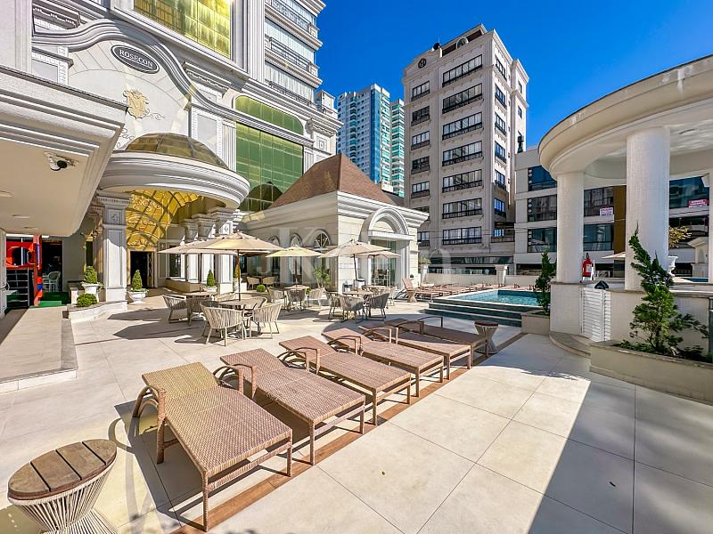 �rea da piscina do Magnifique Imperiale na Meia Praia em Itapema