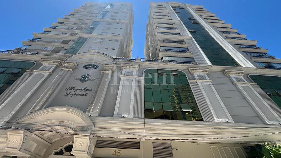 Fachada do Magnifique Imperiale na Meia Praia em Itapema