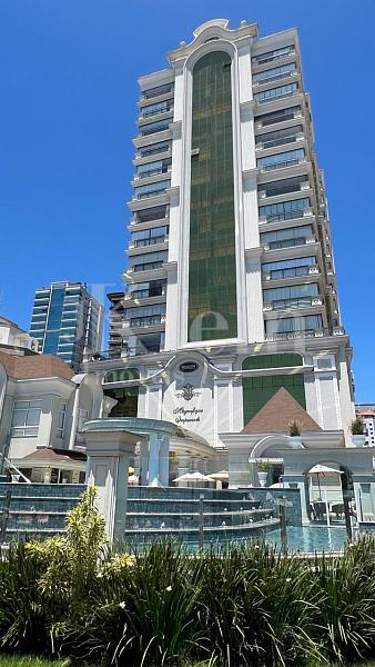 Fachada do Magnifique Imperiale na Meia Praia em Itapema