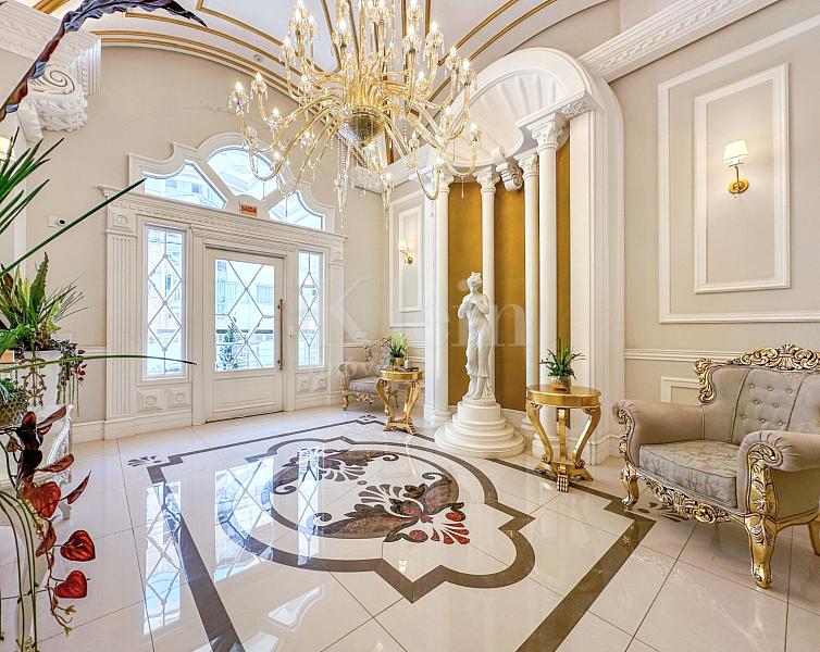 Hall de entrada do Magnifique Imperiale na Meia Praia em Itapema