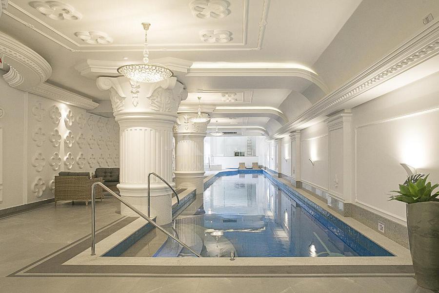 Piscina interna do Magnifique Imperiale na Meia Praia em Itapema