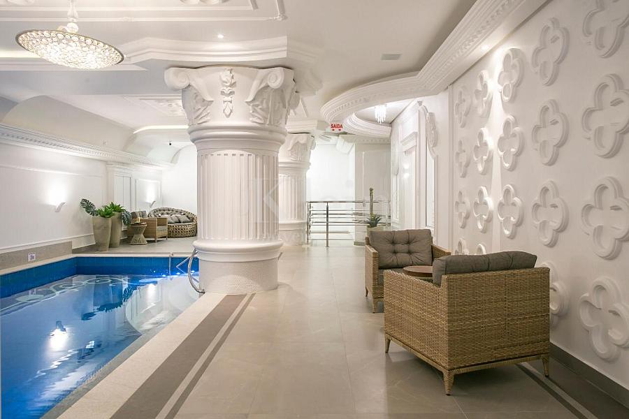 Piscina interna do Magnifique Imperiale na Meia Praia em Itapema