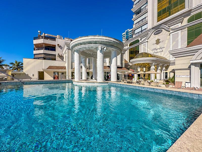 Piscina do Magnifique Imperiale na Meia Praia em Itapema