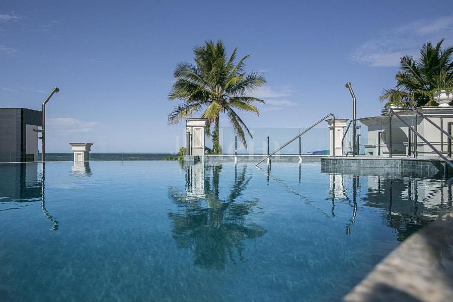 Piscina do Magnifique Imperiale na Meia Praia em Itapema