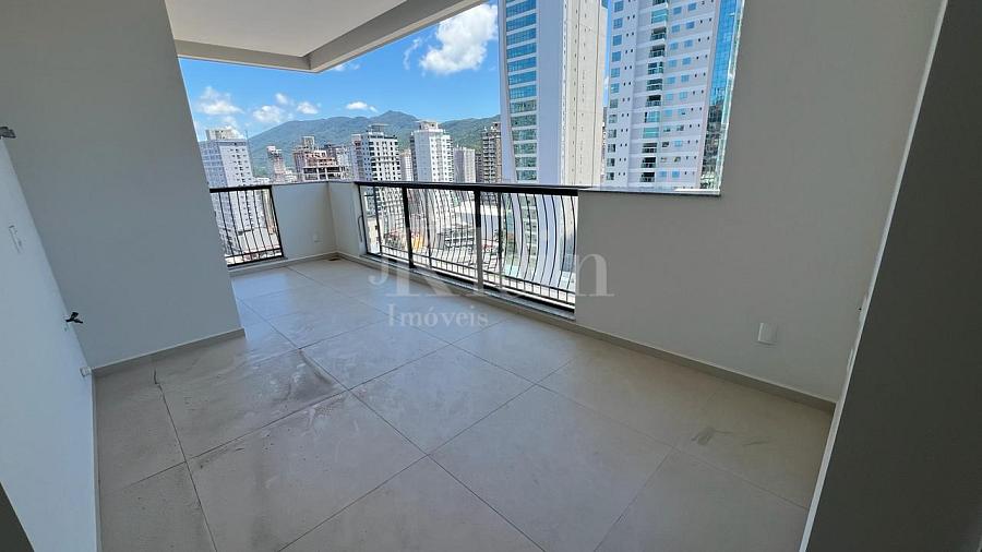 Sacada do apartamento do Magnifique Imperiale na Meia Praia em Itapema